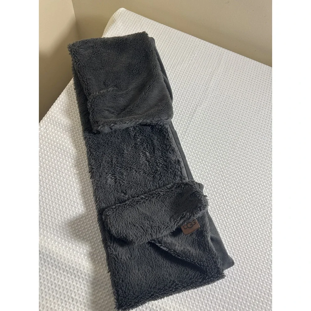 UGG Scarf Unisex Charcoal Grey Faux Fur Plush Zipper Pocket EUC
